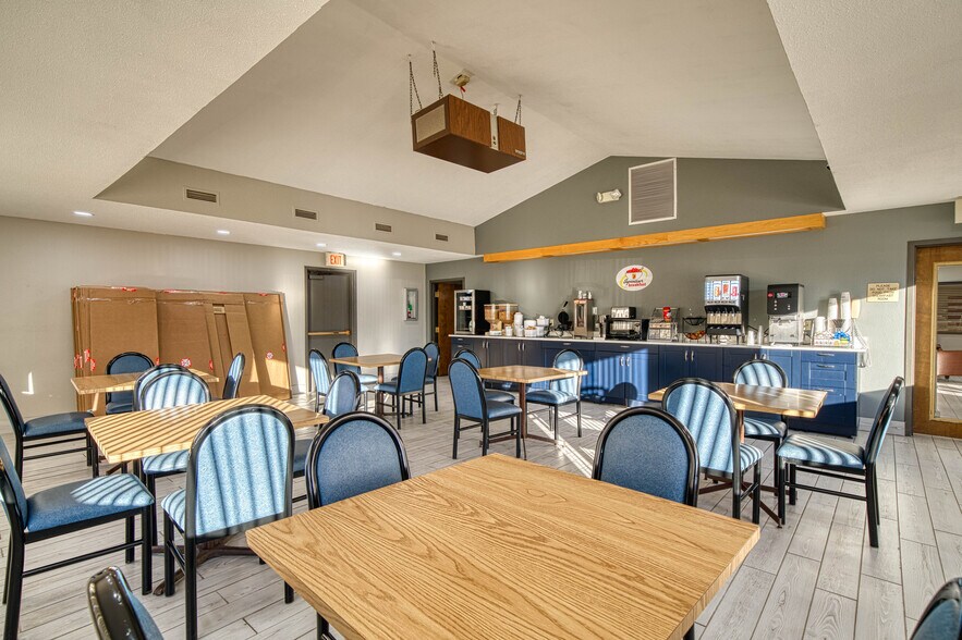 More Photos Of 800 Mammoth St, Hot Springs Hotel For Sale