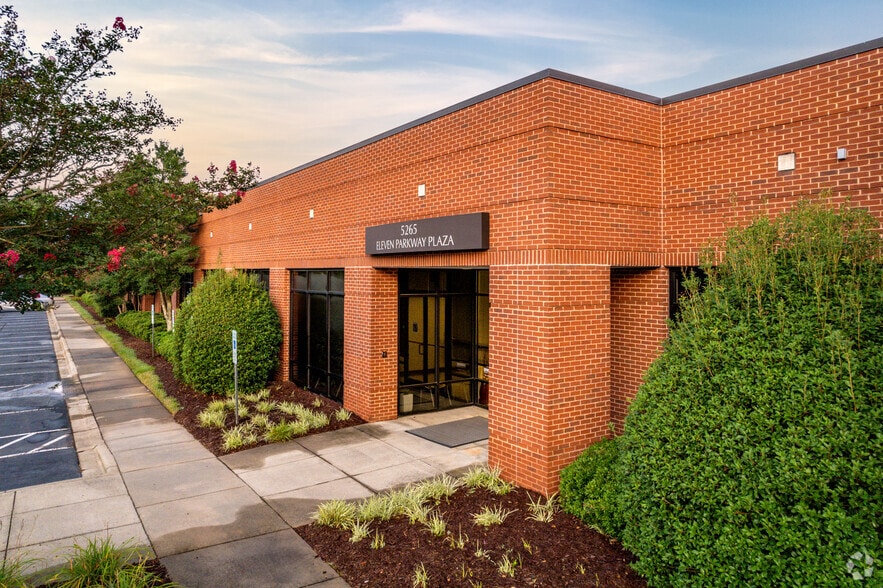 More Photos Of 4828 Parkway Plaza Blvd, Charlotte Unknown For Lease