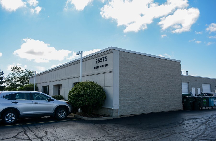 More Photos Of 26575 W Commerce Dr, Volo Light Distribution For Lease