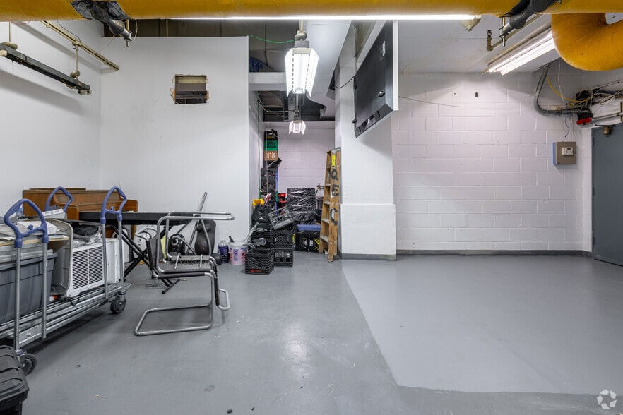 More Photos Of 633 Third Ave, New York Loft Creative Space For Sale