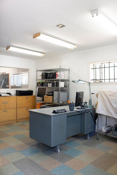 More Photos Of 2003 Brundrette, Dallas Warehouse For Lease