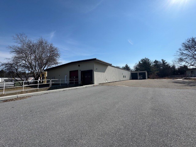 More Photos Of 402 Boyer Cir, Williston Distribution For Lease