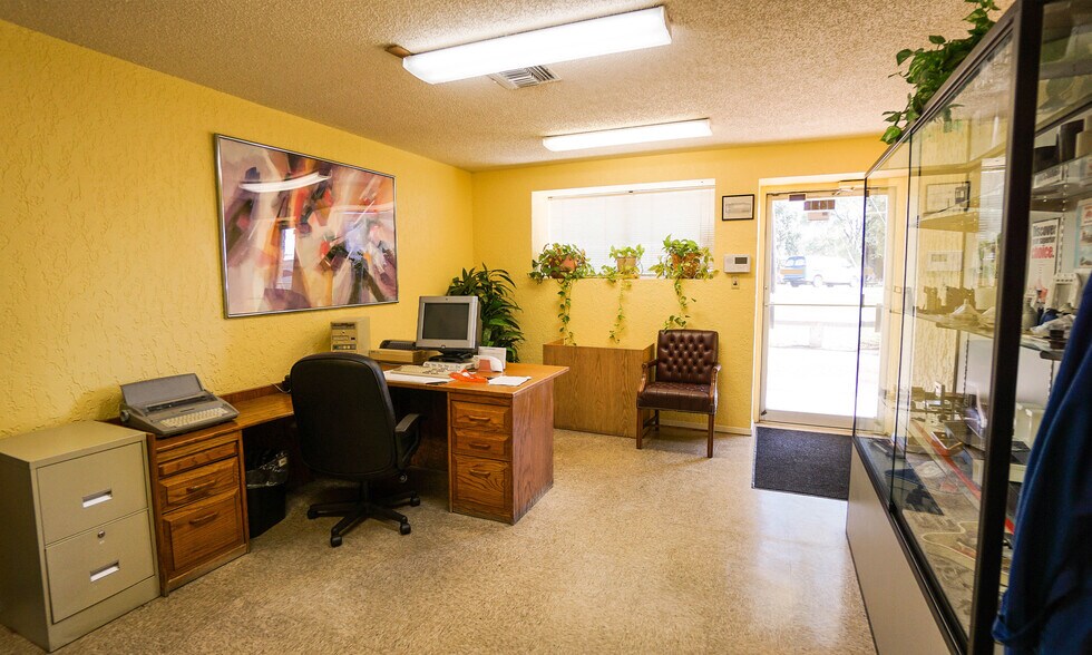 More Photos Of 1413 Sam Bass Rd, Round Rock Warehouse For Lease