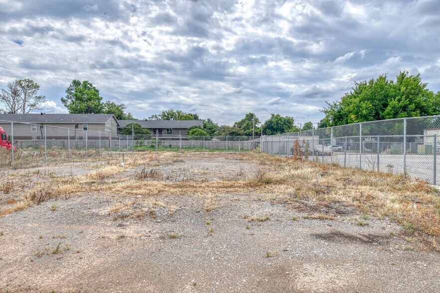 More Photos Of 1404 W Lindsey St, Norman Freestanding For Lease