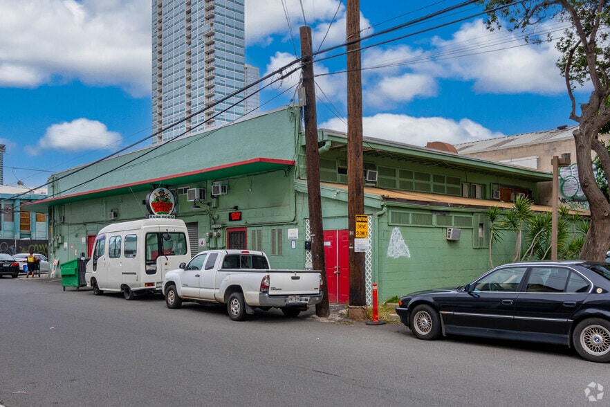 More Photos Of 525 Cummins St, Honolulu Storefront For Lease
