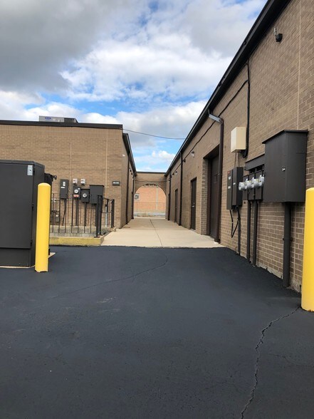 More Photos Of 220-320 Howard Ave, Des Plaines Light Distribution For Sale