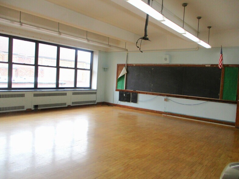 More Photos Of 237 Jerome St, Brooklyn Schools For Lease