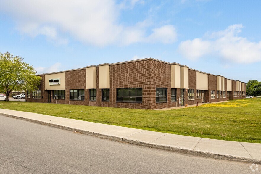 Primary Photo Of 825 Rue Tecumseh, Dollard-des-Ormeaux Warehouse For Lease