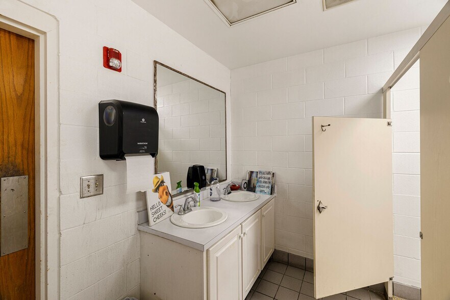 More Photos Of 821 King George Blvd, Savannah Unknown For Lease