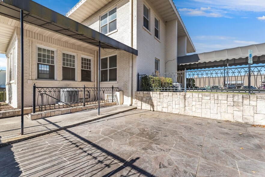 More Photos Of 324 N College Ave, Fayetteville Office For Sale