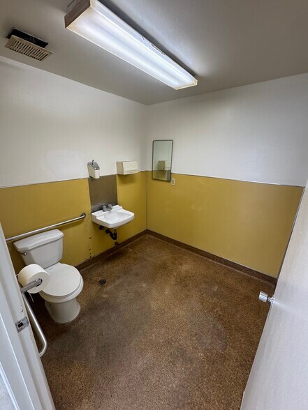 More Photos Of 440 E Walnut Ave, Fullerton Warehouse For Lease