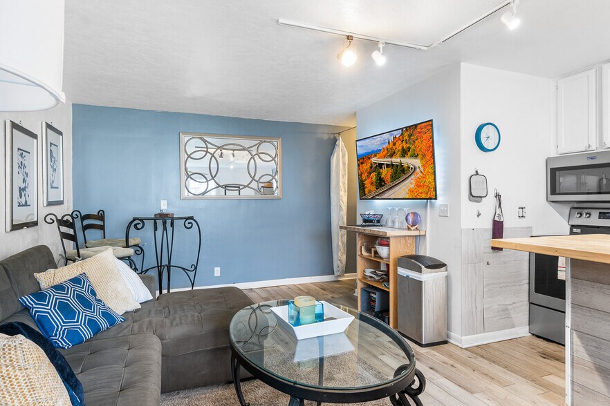 More Photos Of 488 South St, Green Lake Hotel For Sale