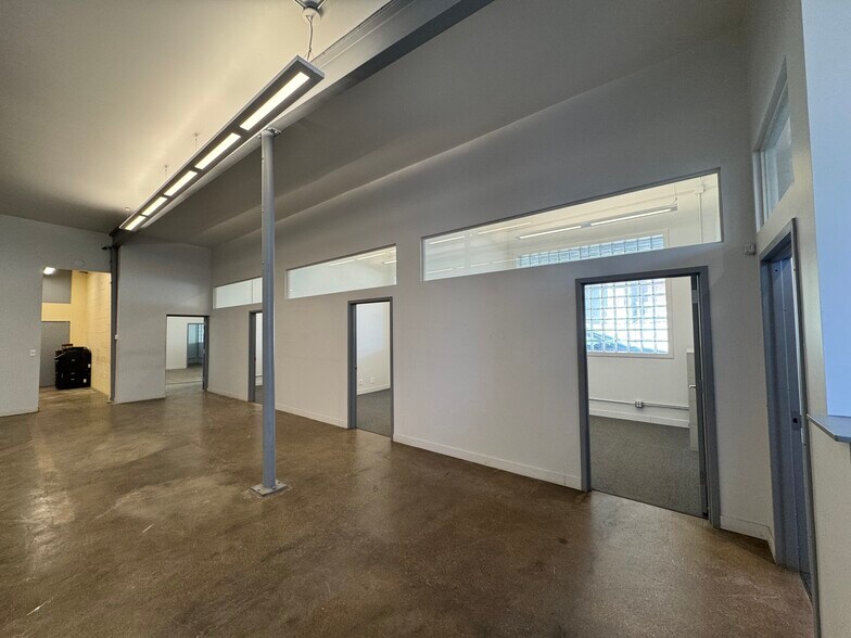 More Photos Of 452 N Claremont Ave, Chicago Manufacturing For Lease