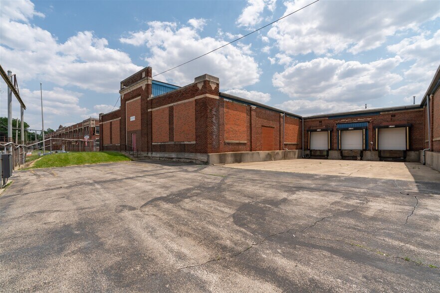 More Photos Of 1100 E Bell St, Bloomington Manufacturing For Lease