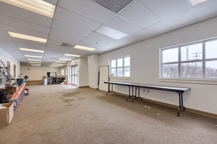 More Photos Of 301 Commerce Dr, New Holland Warehouse For Sale