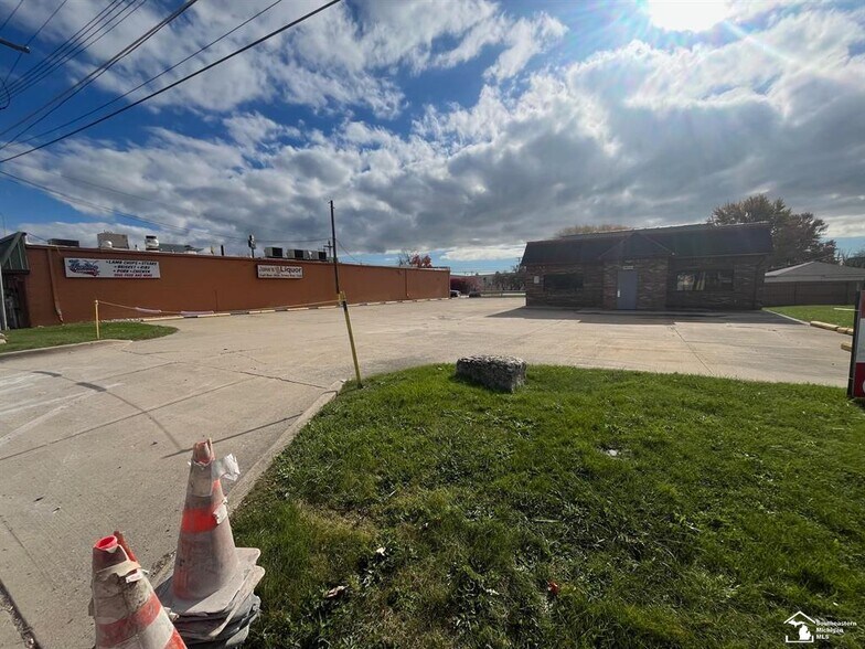 More Photos Of 1090 N Dixie Hwy, Monroe Restaurant For Sale