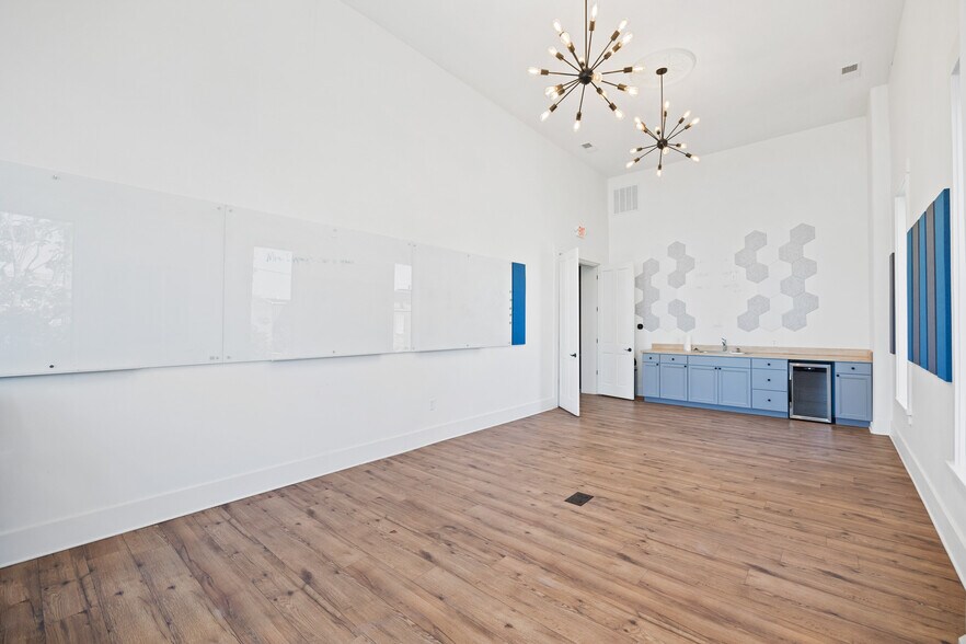 More Photos Of 227 Pearl St, New Albany Office For Lease
