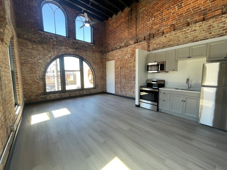 More Photos Of 231-237 S Wabash St, Wabash Storefront Retail Office For Sale