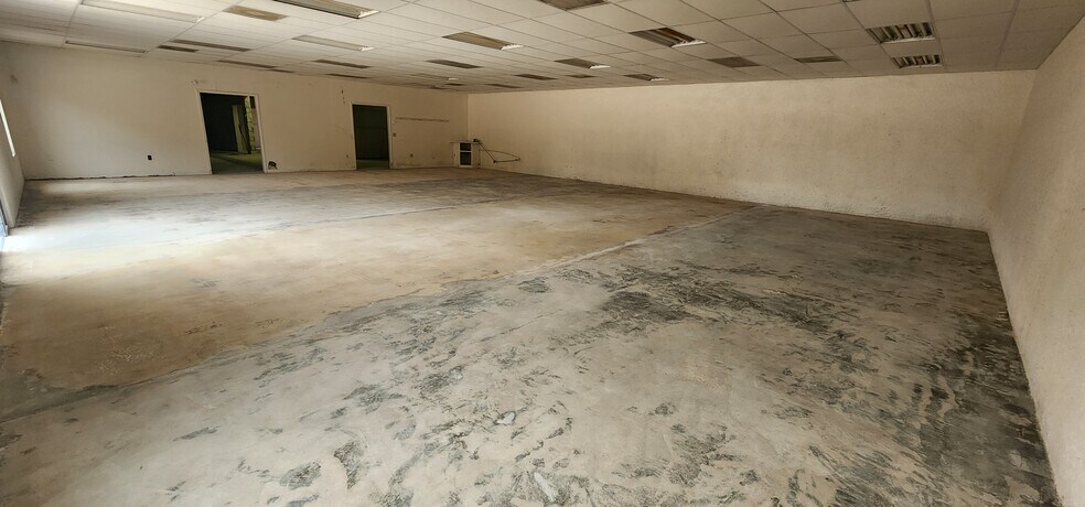 More Photos Of 284 S Center St, Pierson Auto Repair For Lease