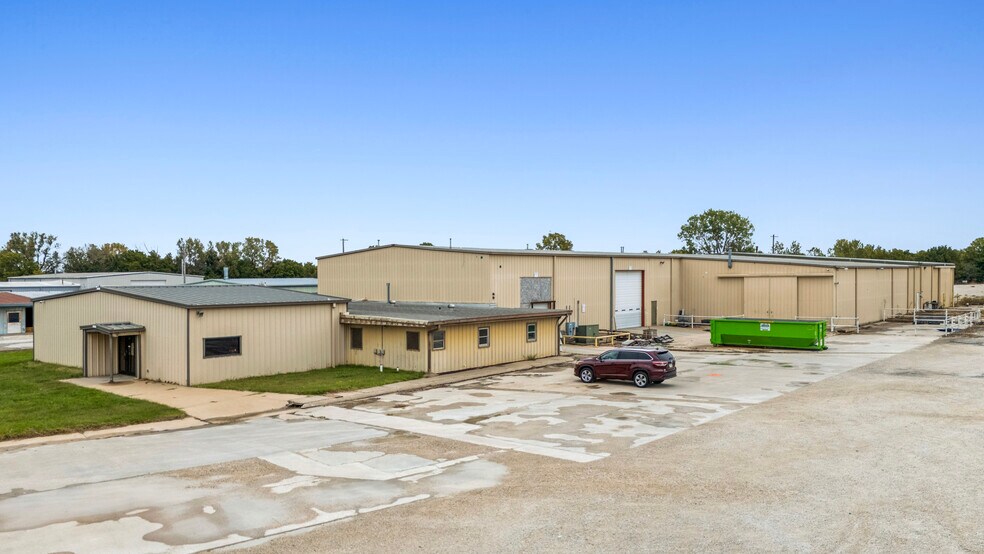 More Photos Of 2701 N State St, Iola Showroom For Sale