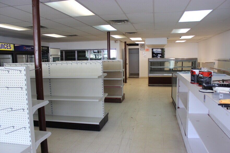 More Photos Of 259 W Washington St, Bristol General Retail For Lease