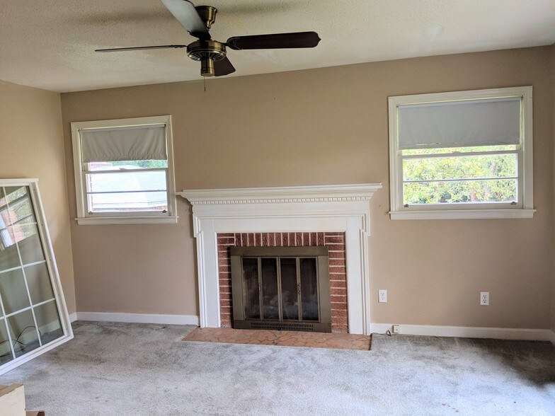 More Photos Of 104 Round Knob Rd, Lexington Office For Sale