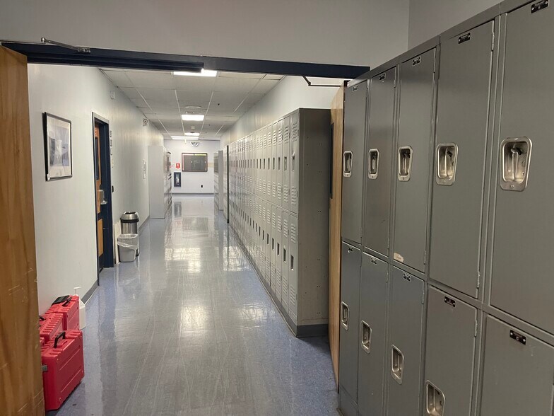 More Photos Of 60 Executive Blvd, Farmingdale Manufacturing For Sale