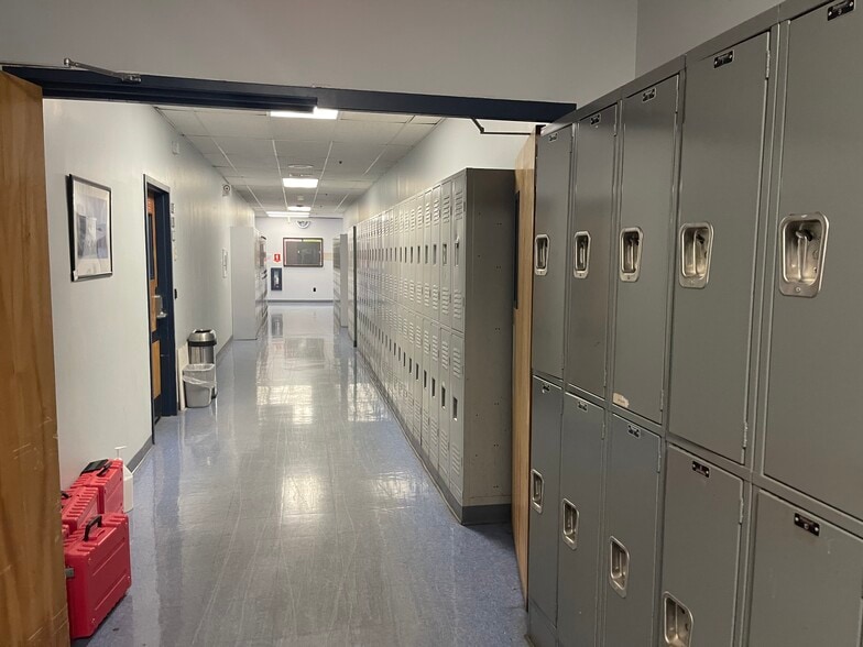 More Photos Of 60 Executive Blvd, Farmingdale Manufacturing For Sale