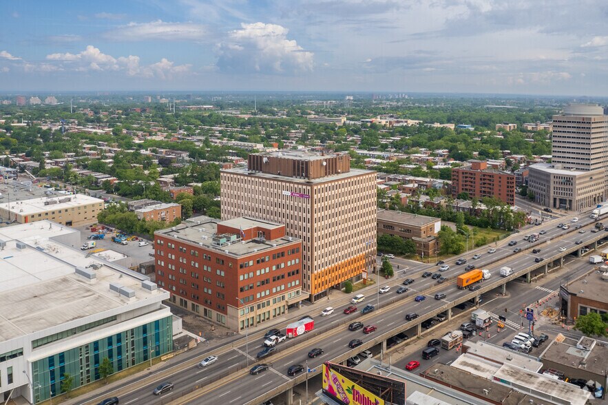 More Photos Of 255 Boul Crémazie E, Montréal Office For Lease