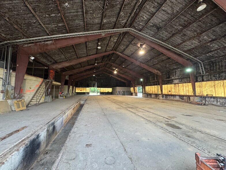 More Photos Of 1219 S Elm St, Hodge Service For Lease