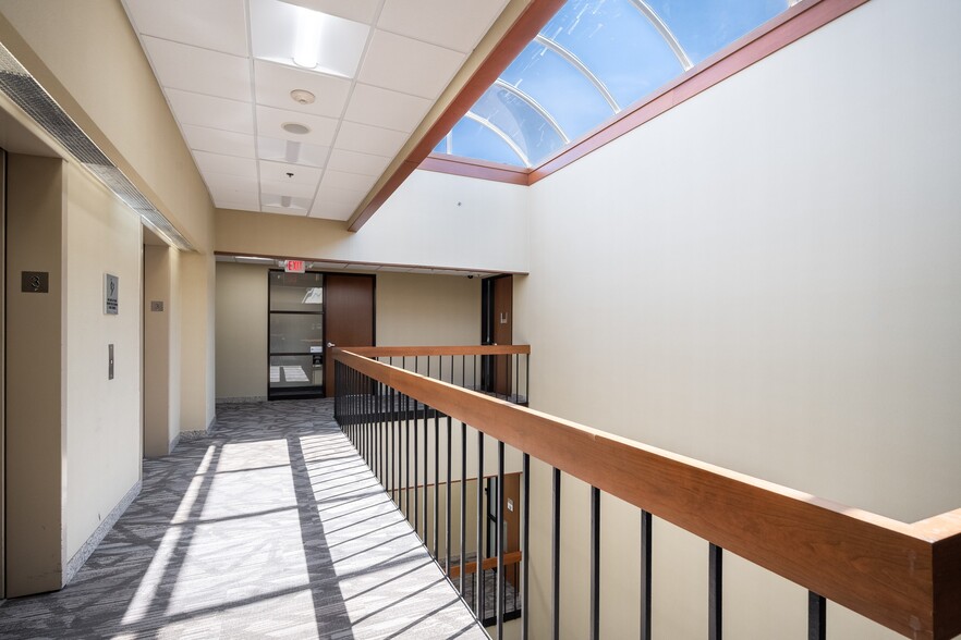 More Photos Of 10700 W Higgins Rd, Rosemont Office For Sale