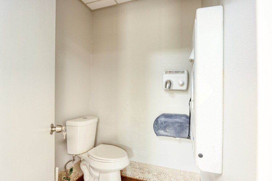 More Photos Of 1717 N Garrett Ave, Dallas Medical For Sale