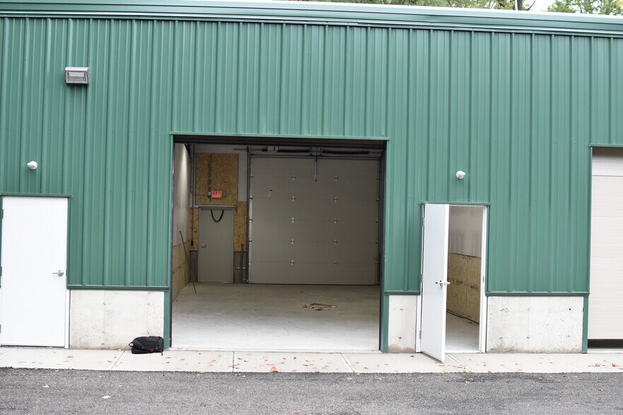 More Photos Of 15 East Summer St, Plantsville Industrial For Lease