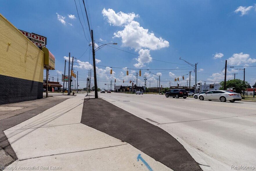 More Photos Of 465-471 S Schaefer Hwy, Detroit Freestanding For Sale