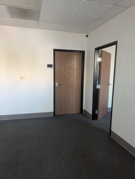 More Photos Of 42095 Zevo Dr, Temecula Warehouse For Lease