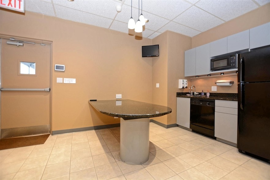 More Photos Of 512 Higgins Rd, Park Ridge Office For Lease