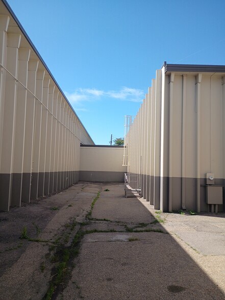 More Photos Of 5740 Logan St, Denver Warehouse For Lease