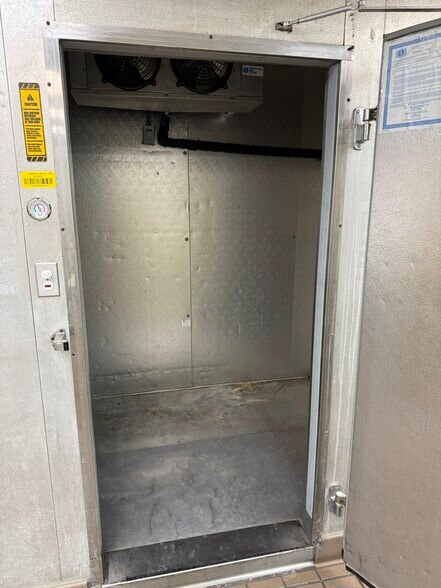 More Photos Of 8325-8349 Foothill Blvd, Sunland Unknown For Lease