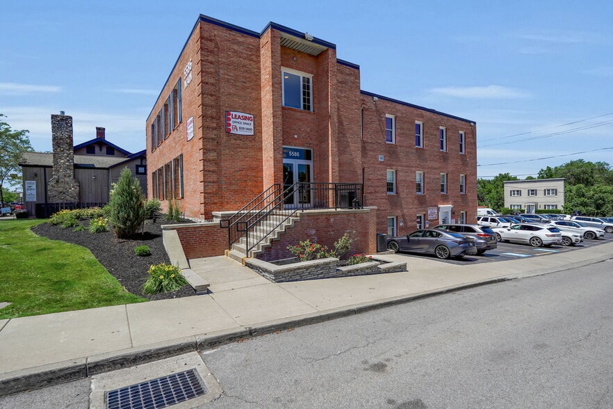 More Photos Of 5586 Main St, Williamsville Office For Lease
