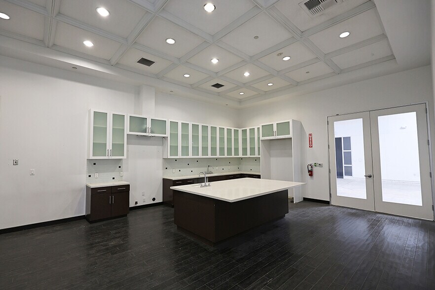 More Photos Of 12723 Wentworth St, Pacoima Warehouse For Lease