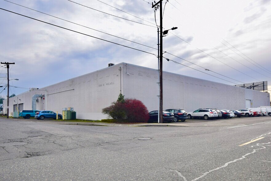 More Photos Of 2200 SE Mailwell Dr, Milwaukie Warehouse For Lease