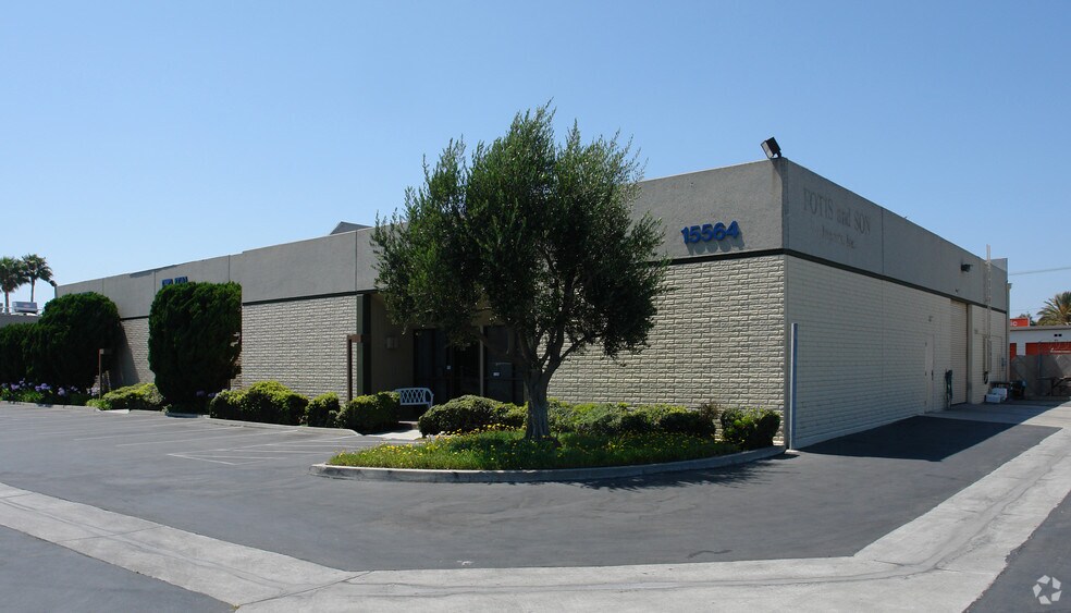 More Photos Of 15562-15564 Producer Ln, Huntington Beach Service For Sale