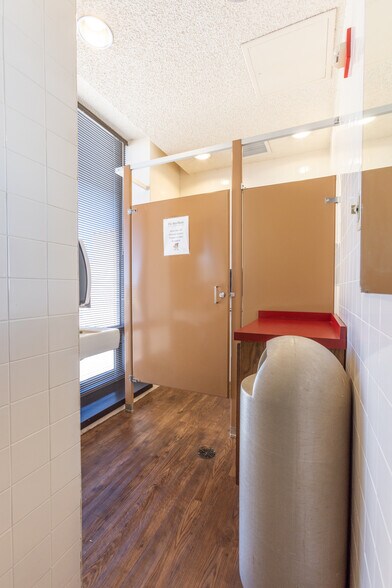 More Photos Of 301 Cypress St, Abilene Office For Sale