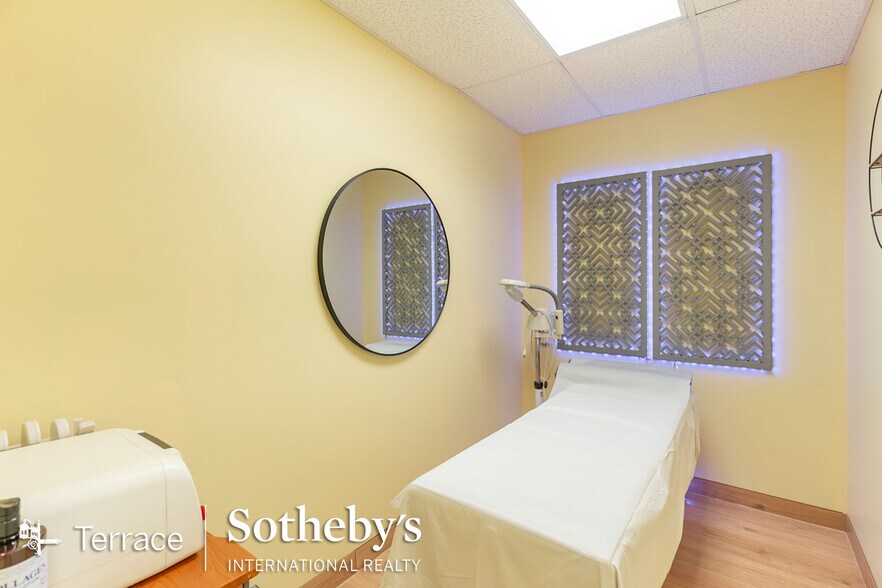 More Photos Of 11247 Queens Blvd, Forest Hills Storefront For Sale