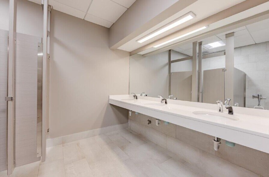More Photos Of 8510 McAlpine Park Dr, Charlotte Unknown For Lease