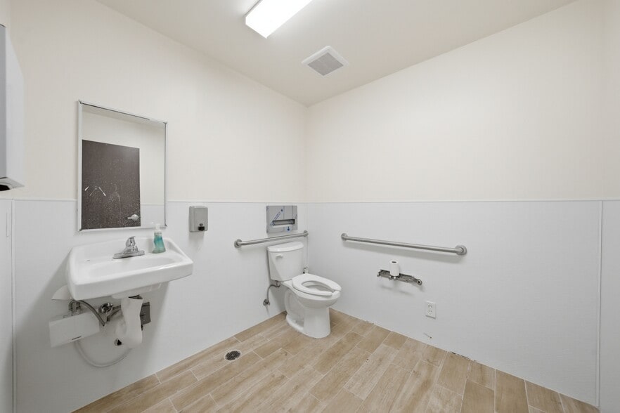 More Photos Of 340-344 E Foothill Blvd, Arcadia Freestanding For Lease