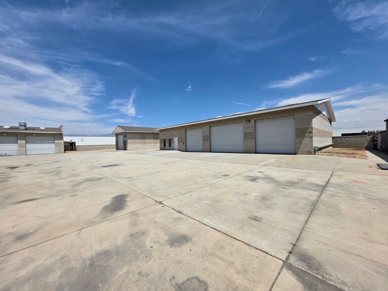 More Photos Of 1561-1571 S Lilac Ave, Bloomington Warehouse For Lease