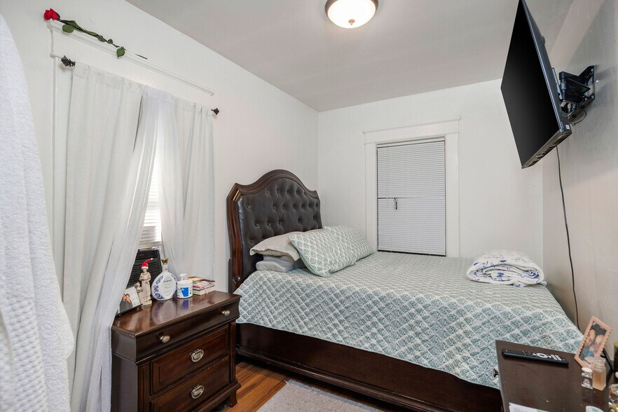 More Photos Of 817 E New York St, Long Beach Multifamily For Sale