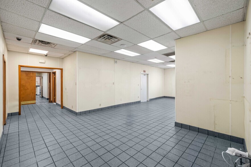 More Photos Of 7902 Slide Rd, Lubbock Veterinarian Kennel For Lease