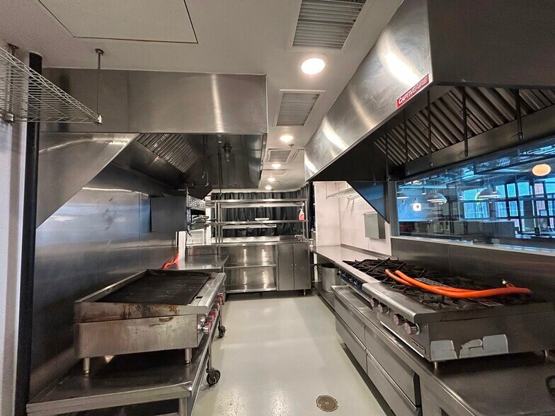 More Photos Of 3310 N Elston Ave, Chicago Manufacturing For Lease